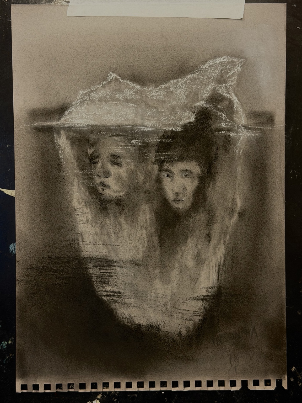 Disegno a carboncino con figure sommerse sotto un iceberg