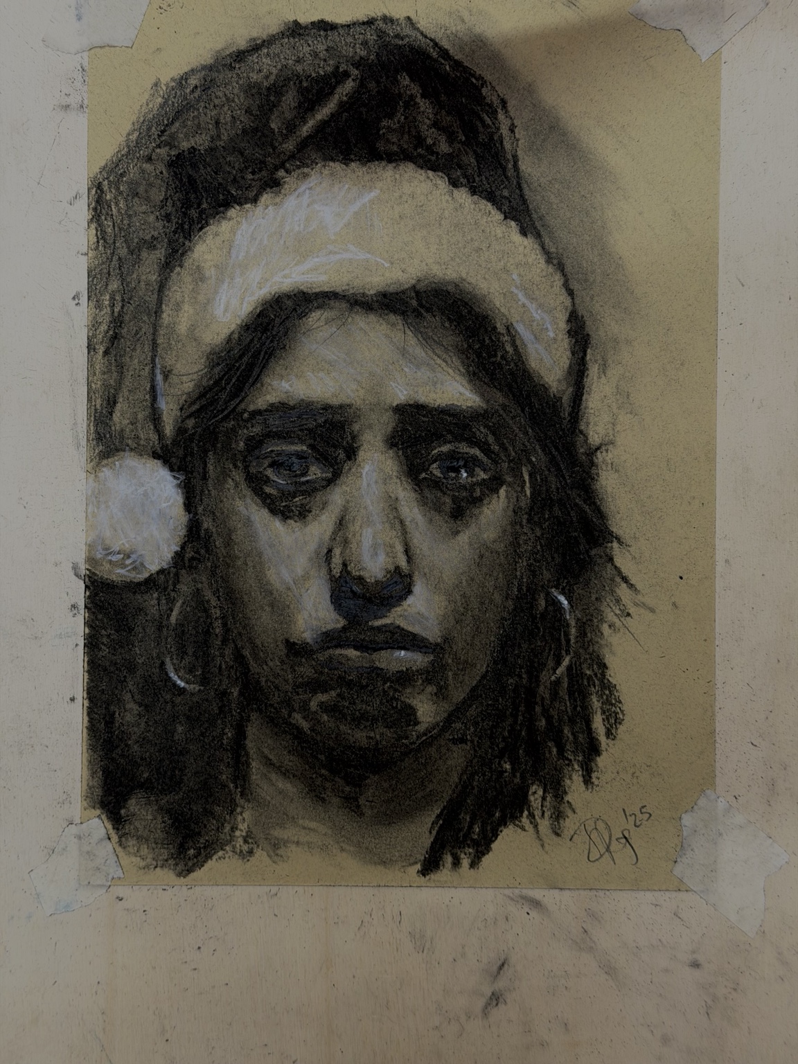 Ritratto a carboncino con cappello natalizio